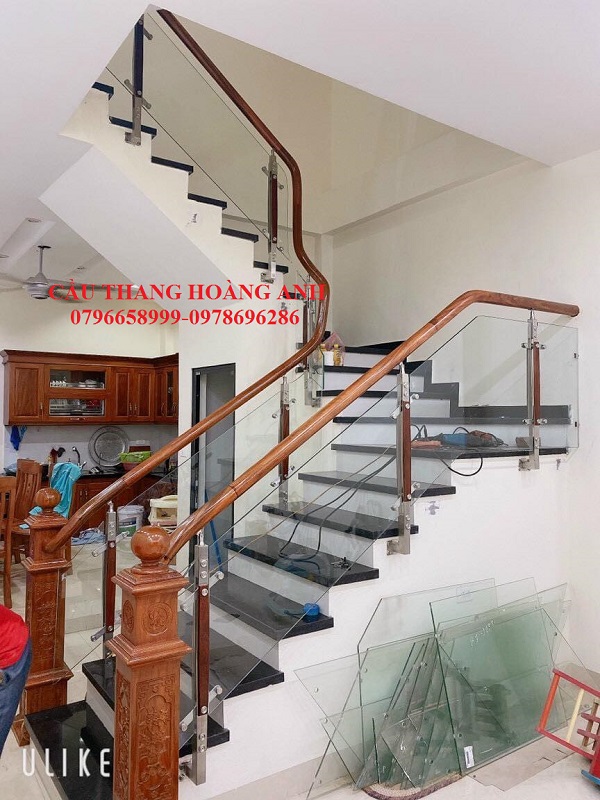 cầu thang kính cường lực 13 cầu thang kính cường lực chân cao tay vịn gỗ lim