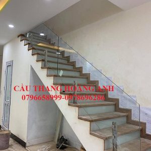 Báo gái thi công cầu thang lan can kính chân lửng