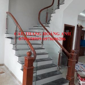 Cầu thang kính cường lực 10mm.Tay vịn gỗ lim nam phi tròn 65mm. 02