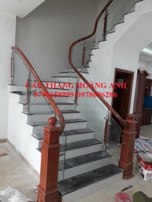 Cầu thang kính cường lực 10mm.Tay vịn gỗ lim nam phi tròn 65mm. 02