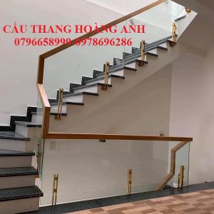 Mẫu cầu thang kính tay gỗ vuông nổi bật nhất 04