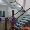 cầu thang kính củ bát tay vịn gỗ