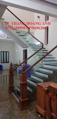 cầu thang kính củ bát tay vịn gỗ