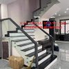 cầu thang kính ốp má ngoài tay vịn gỗ lim nam phi