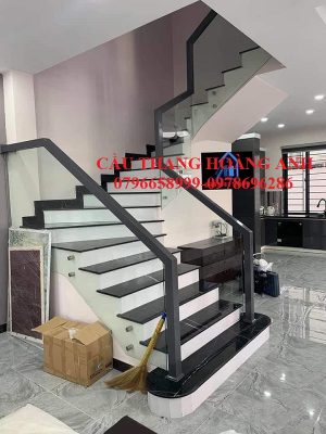 cầu thang kính ốp má ngoài tay vịn gỗ lim nam phi