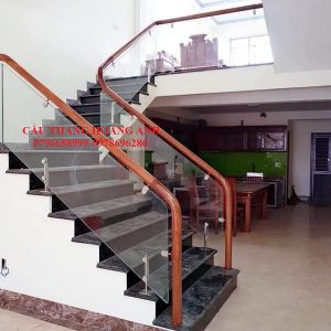 Cầu thang kính chân lửng