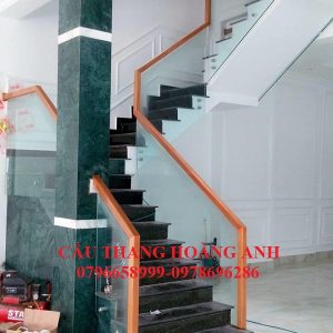 Cầu thang kính ốp sườn đẹp 02