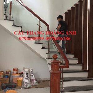 Mẫu cầu thang kính tay gỗ vuông nổi bật nhất 02