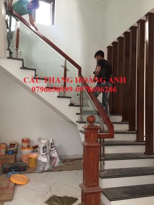 Mẫu cầu thang kính tay gỗ vuông nổi bật nhất 02