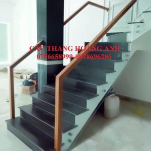 Cầu thang kính ốp sườn đẹp 03