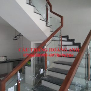 Mẫu cầu thang kính tay gỗ vuông nổi bật nhất 01