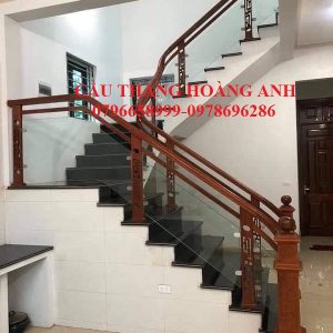 cầu thang gỗ kính cổ kính pha chút hiện đại