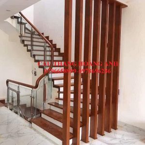 Cầu thang kính cường lực 10mm.Tay vịn gỗ lim nam phi tròn 65mm. 01