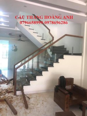 cầu thang kính chân lửng