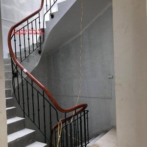 Cầu thang sắt tay vịn nhựa thi công tại định công