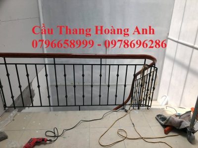 Cầu thang sắt tay vịn nhựa thi công tại An khánh