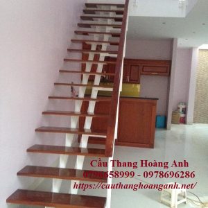 Cầu thang xương sắt mặt bậc gỗ tại huyện thanh trì