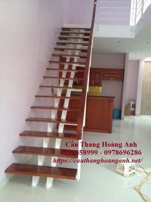 Cầu thang xương sắt mặt bậc gỗ tại huyện thanh trì