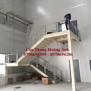 cầu thang xương sắt chữ u lan can kính tay vịn inox