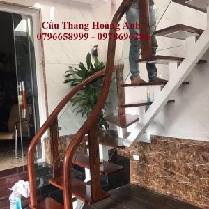Cầu thang xương cá sơn trắng mặt bậc gỗ