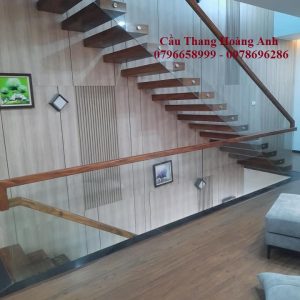 cầu thang xương cá âm tưởng .lan can kính cường lực