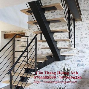 cầu thang xương cá đơn sơn đen mặt bậc gỗ sồi tươi mới