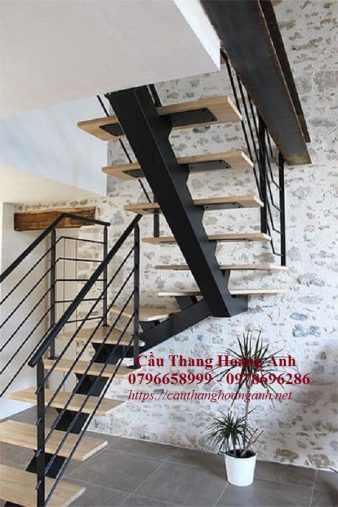 cầu thang xương cá đơn sơn đen mặt bậc gỗ sồi tươi mới