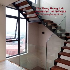 cầu thang xương cá đôi lan can kính cường lực