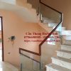 Mẫu cầu thang kính cường lực đẹp chân lửng inox 304,tay vịn gỗ