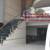 Cầu thang kính cường lực chân lửng ốp sườn tay vịn inox 304