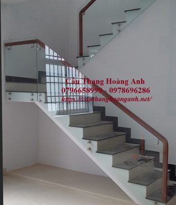 Cấu thang kính cường lực bắt pat(ốp sườn cầu thang) tay vịn gỗ lim vuông