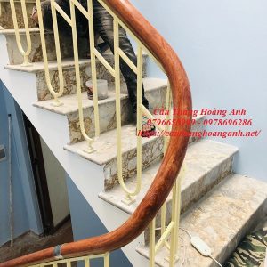 cầu thang sắt dạng cổ điển kết hợp tay vịn nhựa vân gỗ hiện đại