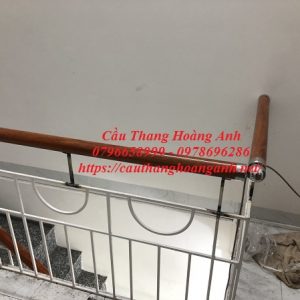 cầu thang sắt đơn giản kết hợp tay nhựa vân gỗ