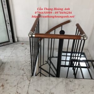 cầu thang sắt song đứng đơn giản tay vịn nhựa vân gỗ