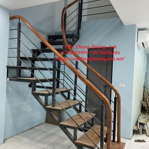 cầu thang sắt suốt sơn đen tay vịn nhựa tròn vân gỗ cánh gián