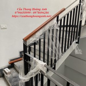 cầu thang sắt lập là kết hợp tay nhựa vân gỗ