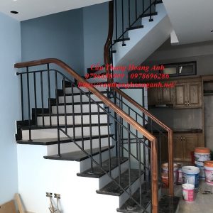 cầu thang sắt dạng phên liền kết hợp tay nhựa vân gỗ