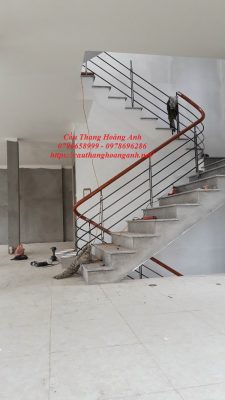 cầu thang sắt suốt kết hợp tay vịn nhựa vân gỗ